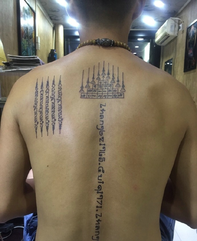 点击大图看下一张：个性独特的后背泰国幸运符纹身刺青