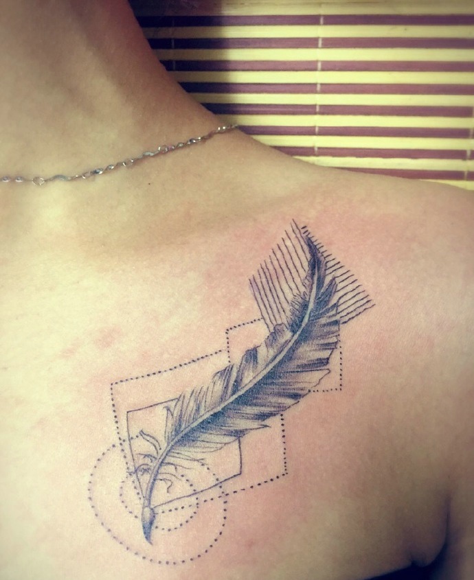 点击大图看下一张：女生胸前几何与羽毛结合的纹身图片