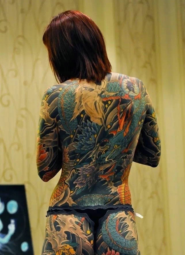 点击大图看下一张：个性女孩满背疯狂的大邪龙纹身图案