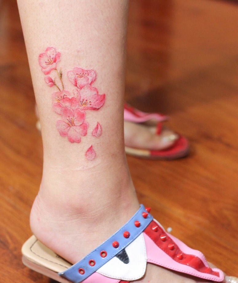 点击大图看下一张：裸脚小清新樱花纹身图案