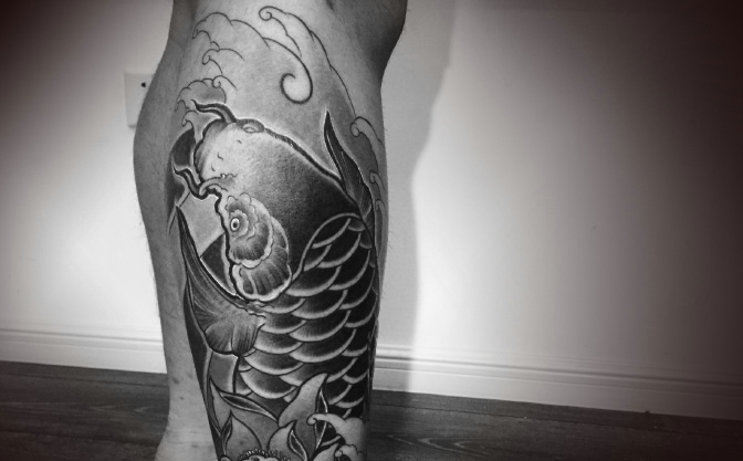 点击大图看下一张：传统黑白鲤鱼包小腿纹身图案