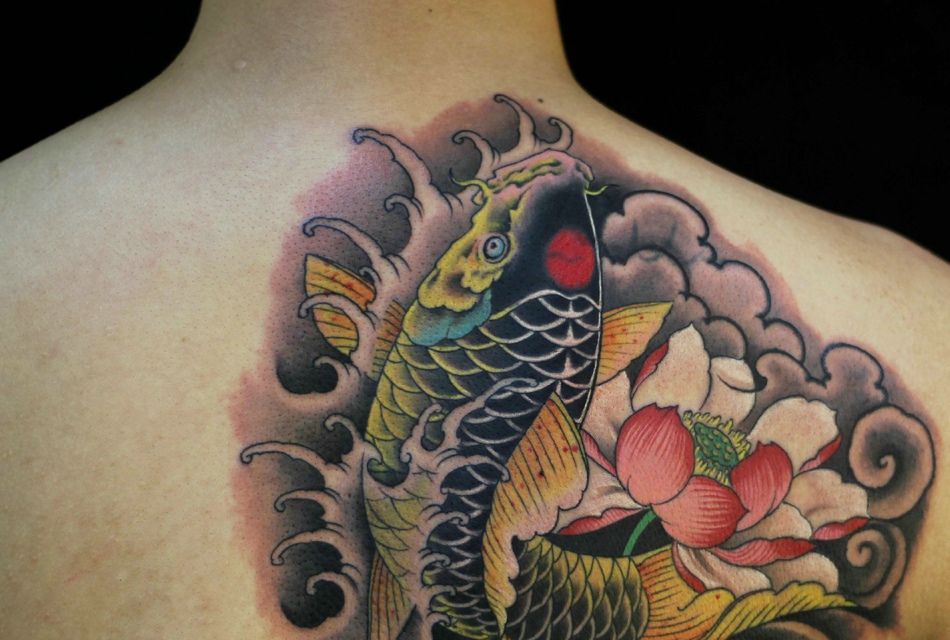 点击大图看下一张：后背精神抖爽的彩色鲤鱼纹身图案