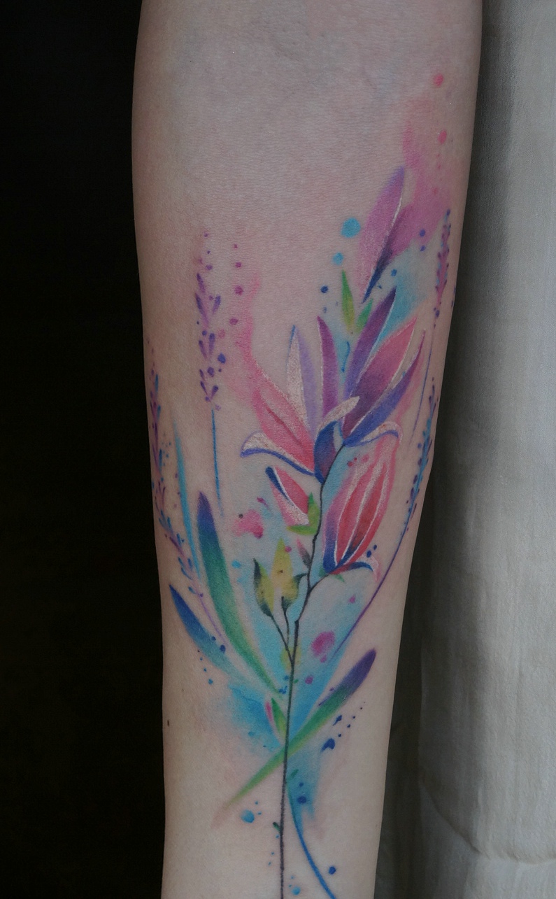 点击大图看下一张：手臂五彩缤纷的花朵纹身刺青
