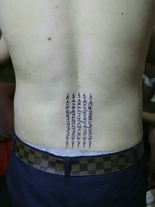 男士腰部下方的个性纹身刺青