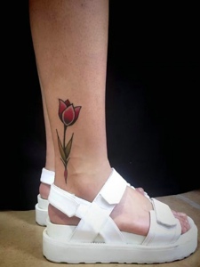裸脚外侧一只花朵纹身图案