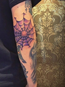 手臂外侧有趣的蜘蛛网纹身刺青