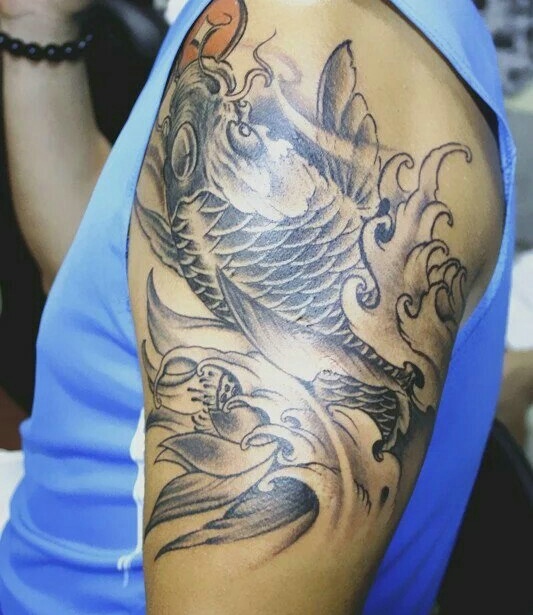 点击大图看下一张：蓝衣男子大臂鲤鱼纹身刺青很炫酷
