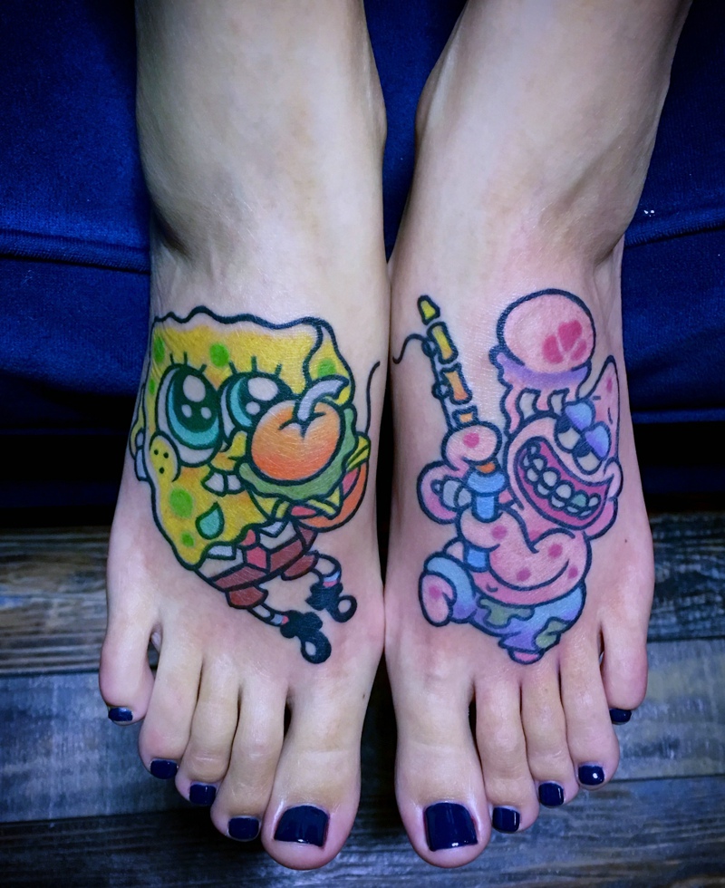 点击大图看下一张：双脚背可爱的彩色卡通纹身刺青