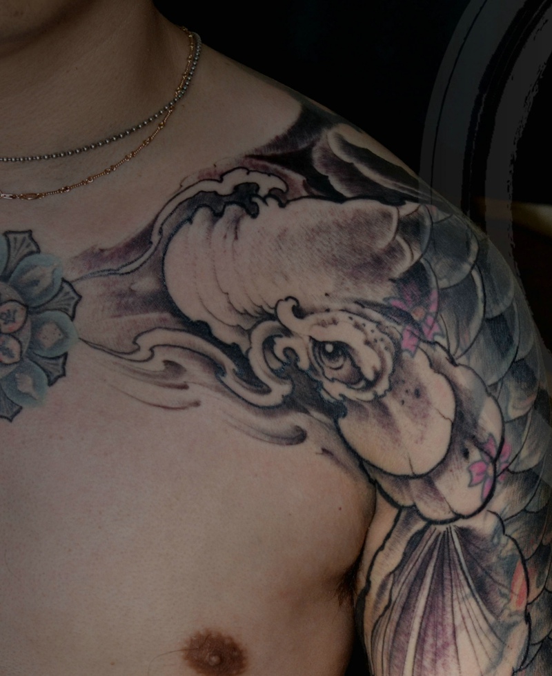 点击大图看下一张：大臂鲤鱼纹身刺青十分的帅气