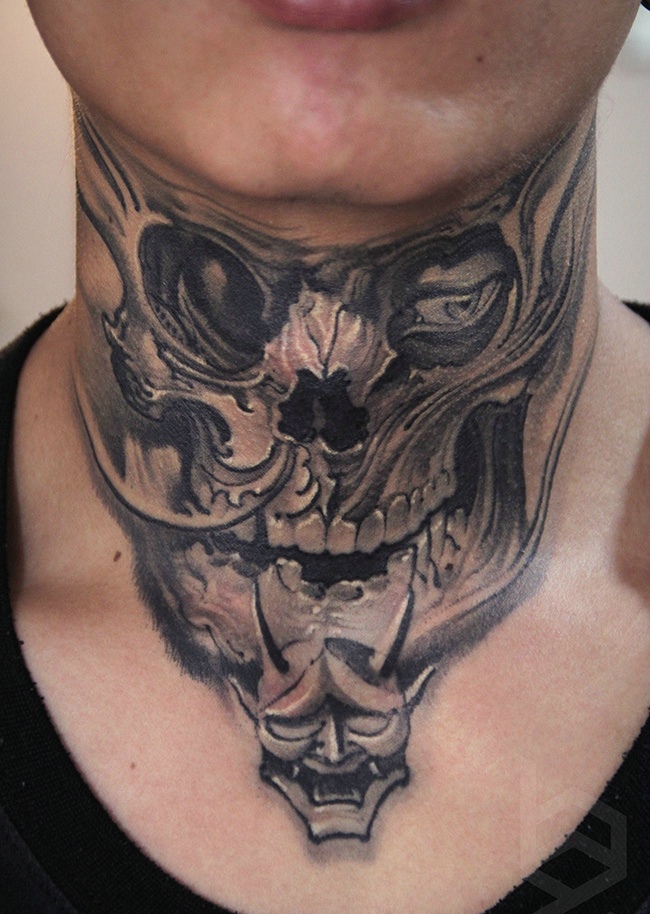 点击大图看下一张：脖子正方的3d黑灰骷髅纹身刺青