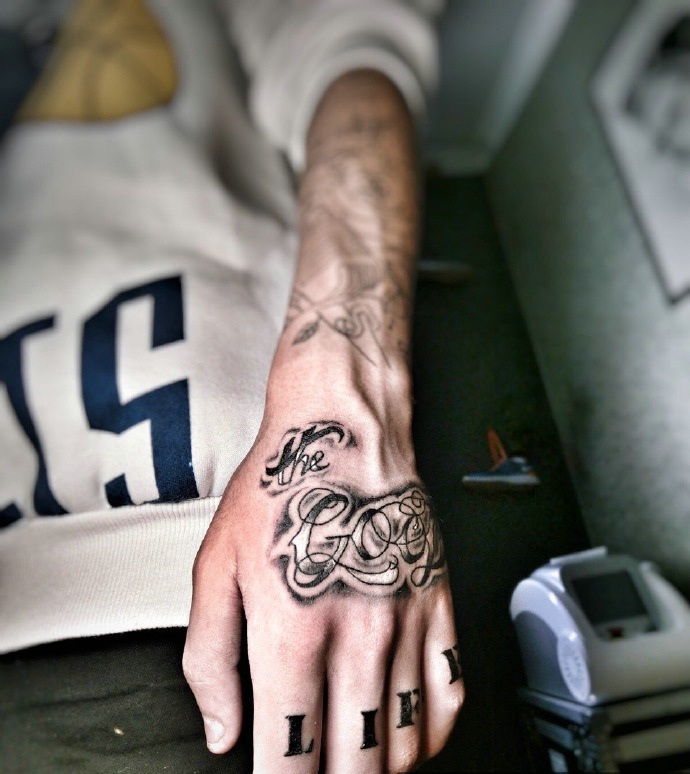 点击大图看下一张：手背非主流花体英文纹身刺青