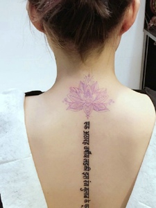 莲花与梵文的脊椎部纹身刺青