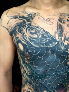 胸前未完成的大鲤鱼纹身图案