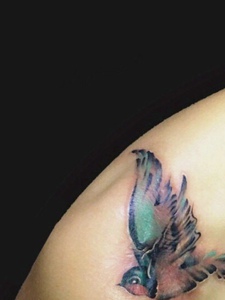 肩膀上的彩色小鸟纹身图案