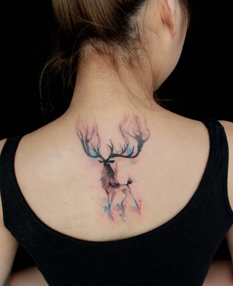 点击大图看下一张：女生后背迷你水彩小鹿纹身刺影