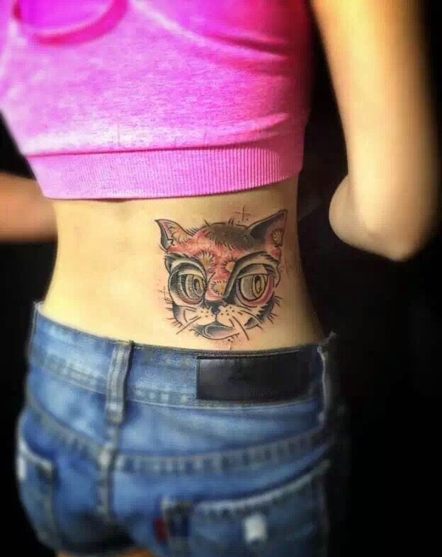 点击大图看下一张：女生腰部上的小花猫纹身图案