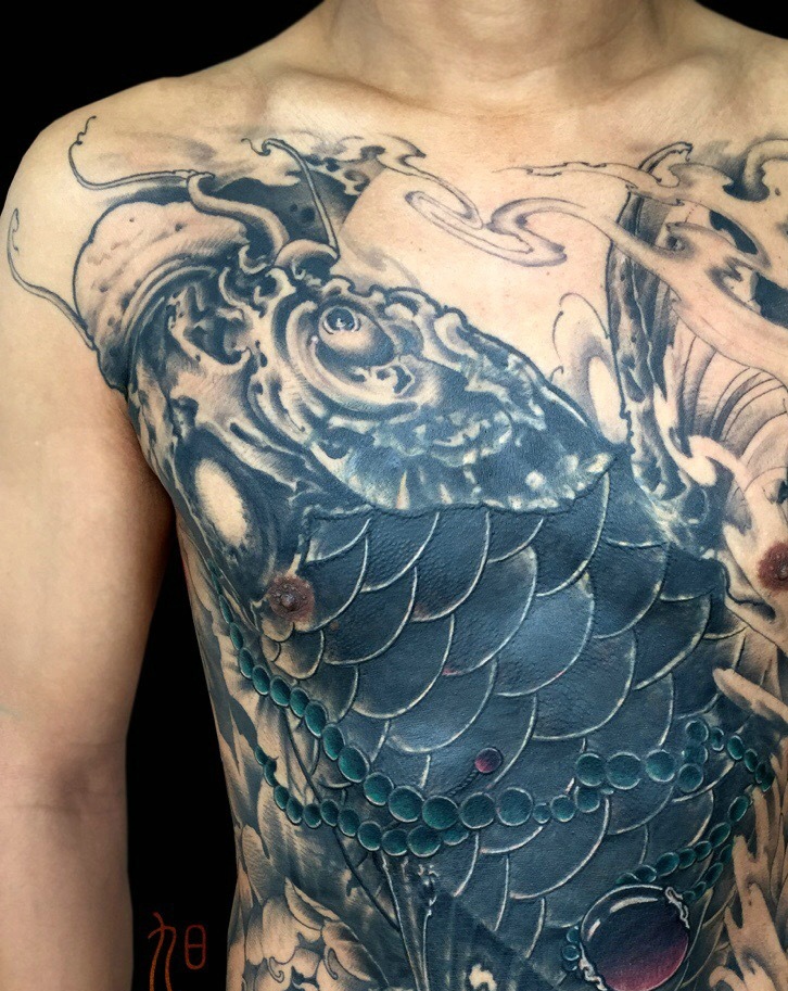 点击大图看下一张：胸前未完成的大鲤鱼纹身图案
