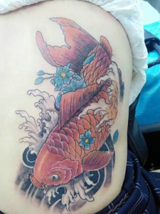 年轻活力派的彩色鲤鱼纹身图案