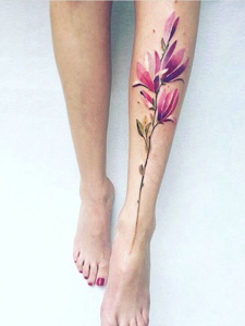 左边腿部的水彩花朵纹身图案