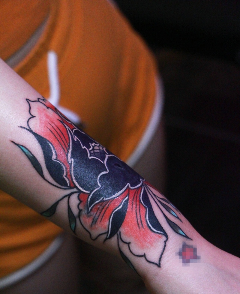 点击大图看下一张：手臂彩色莲花纹身刺青很唯美