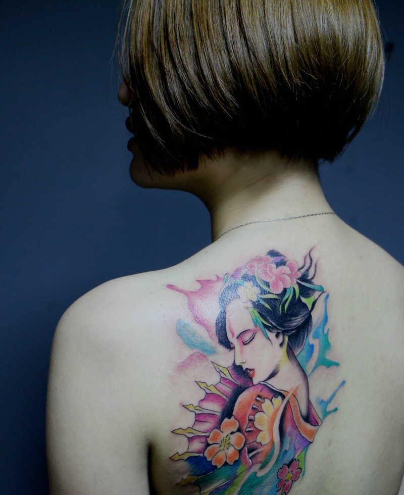 点击大图看下一张：女生后背血墨相融个性纹身图案