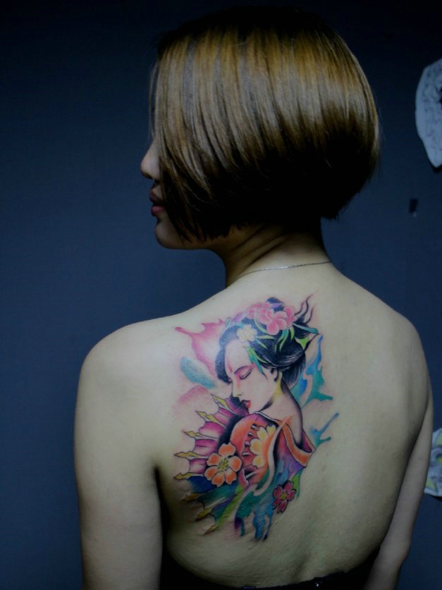 点击大图看下一张：女生后背血墨相融个性纹身图案