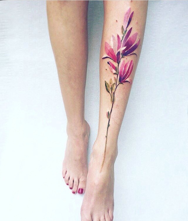 点击大图看下一张：左边腿部的水彩花朵纹身图案