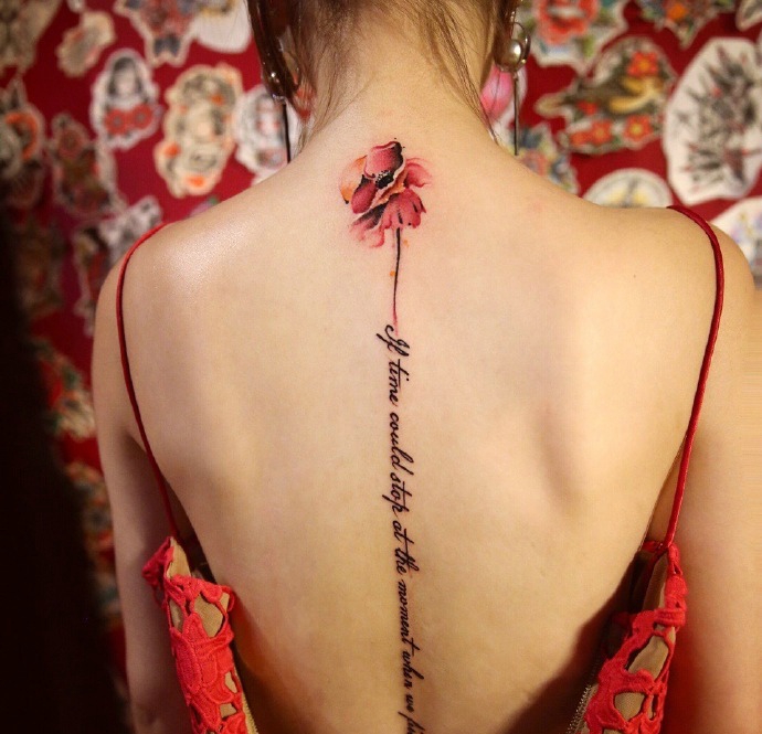 点击大图看下一张：花朵与英文一起的脊椎部纹身刺青