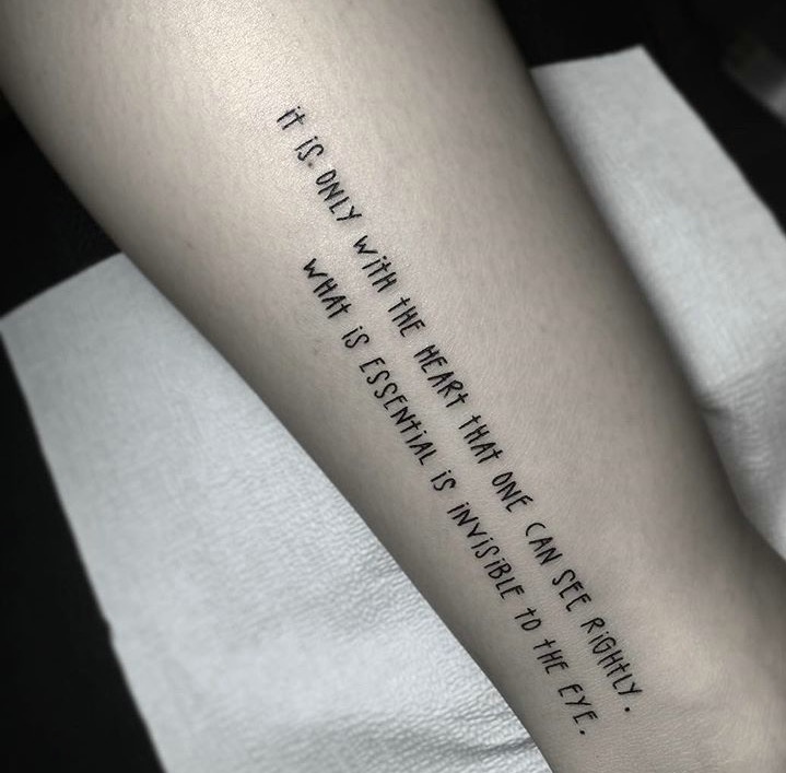 点击大图看下一张：简单清晰的腿部英文纹身图片