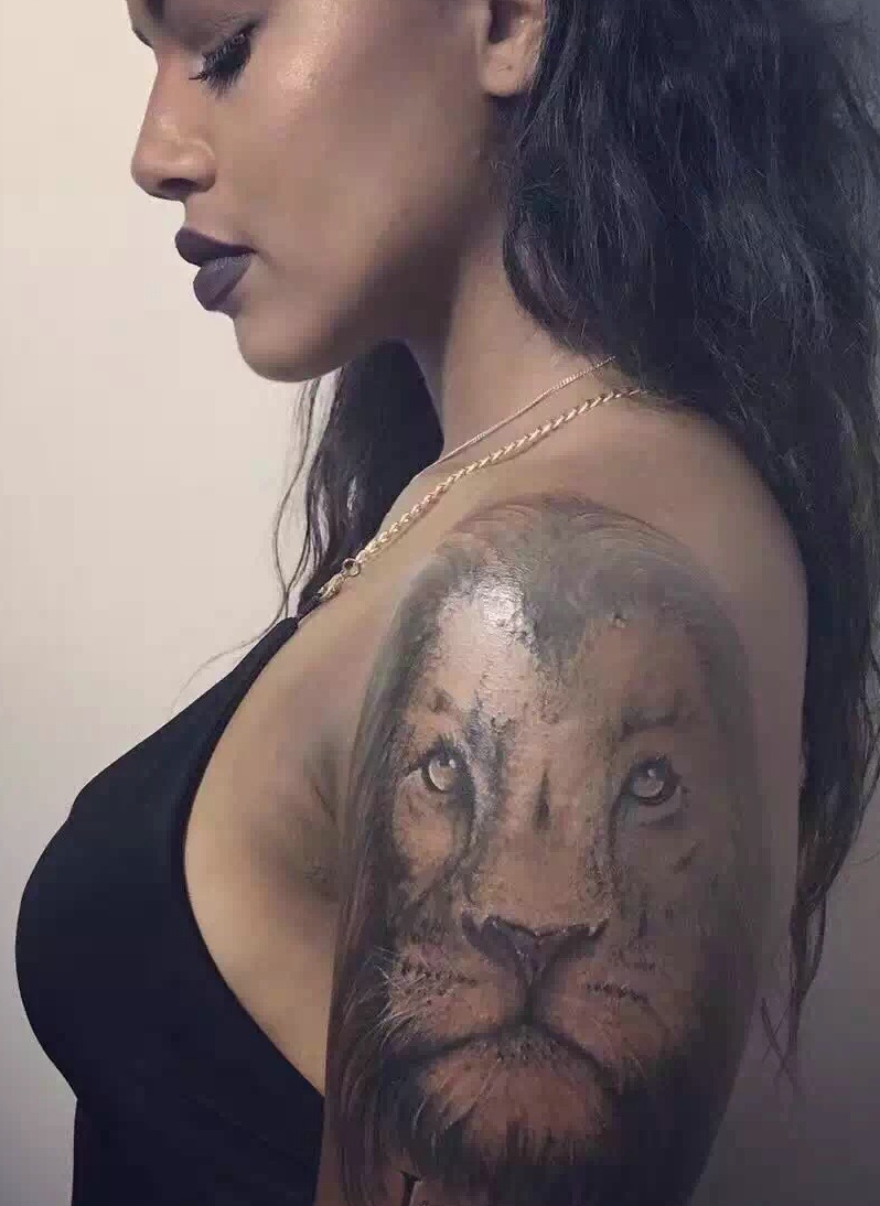 点击大图看下一张：手臂狮子头纹身刺青有种蒙蒙的感觉