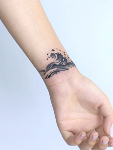 女生手臂上的个性海浪纹身