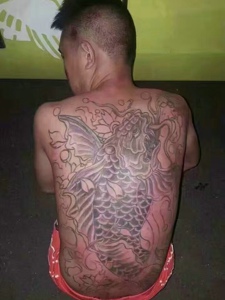 满背简陋的大鲤鱼纹身图案
