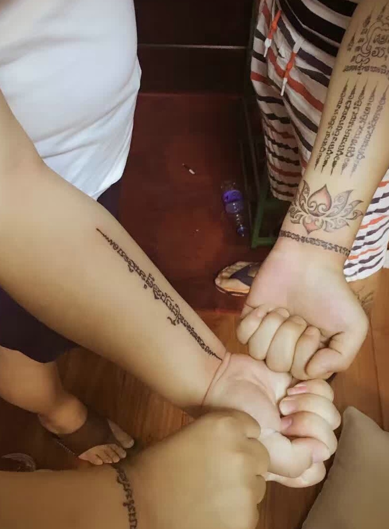 点击大图看下一张：手臂梵文纹身刺青友情一直到老