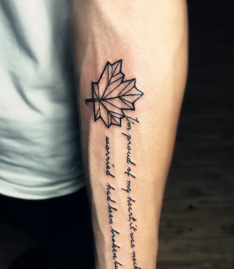 点击大图看下一张：树叶与英文结合的手臂纹身刺青