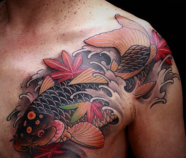点击大图看下一张：胸前彩色鲤鱼纹身刺青活力无限