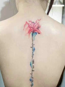 百合花与英文一起的脊椎部纹身刺青