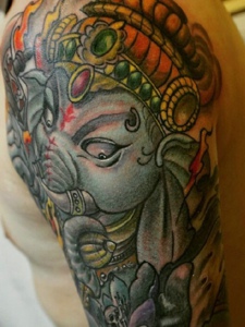 清晰明了的大臂彩色大象神纹身图案