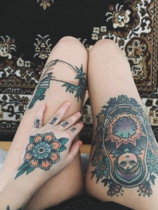 时尚女生双腿部性感纹身图案