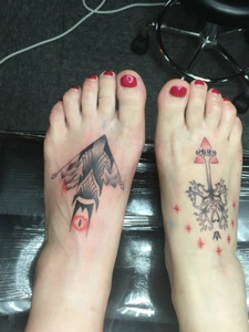 时髦女性双脚背好看的图腾纹身图案
