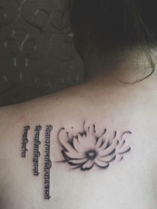莲花与梵文结合的背部纹身图案