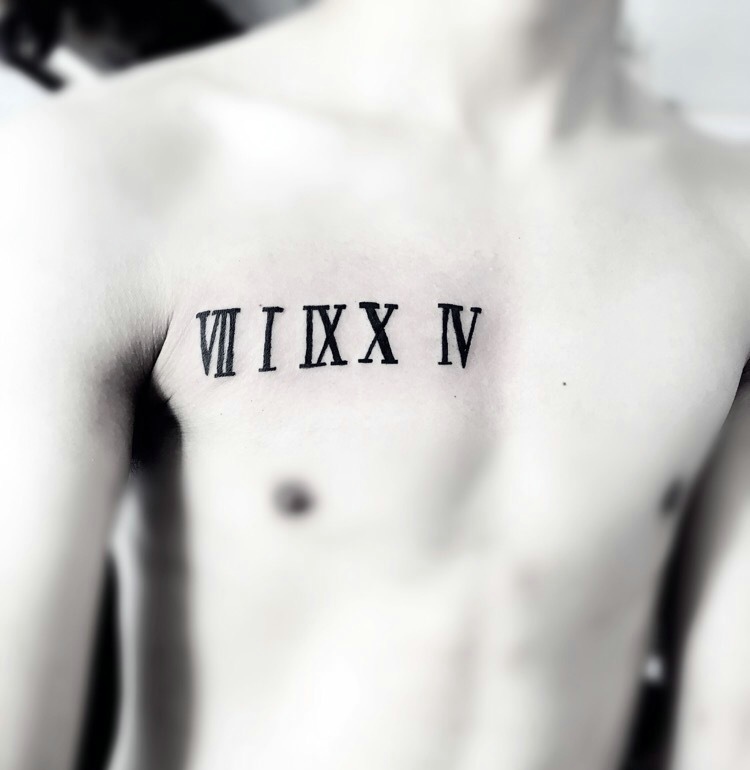 点击大图看下一张：男士胸前罗马字母纹身刺青