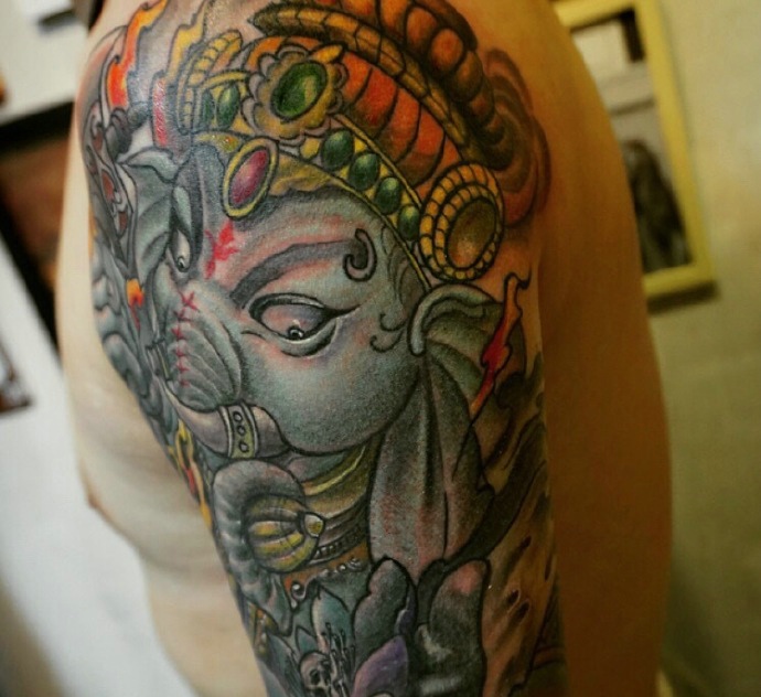 点击大图看下一张：清晰明了的大臂彩色大象神纹身图案