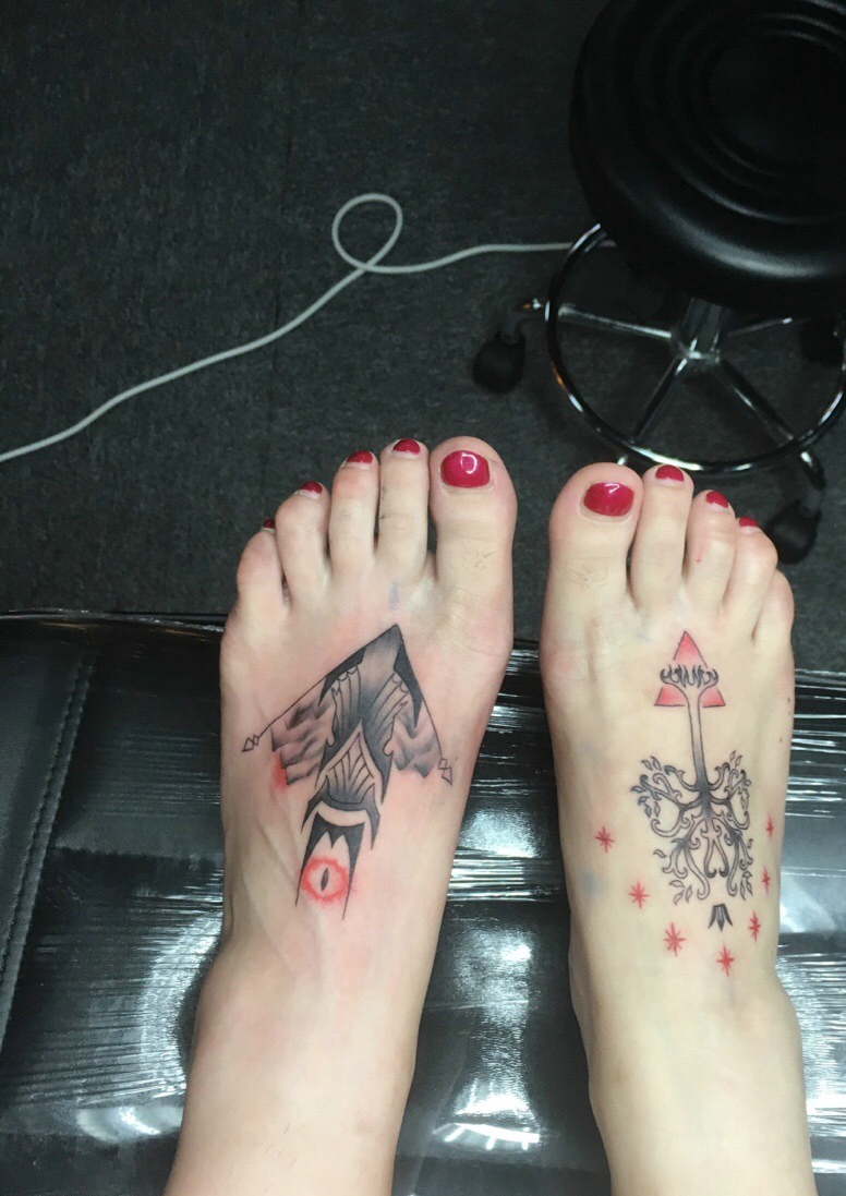 点击大图看下一张：时髦女性双脚背好看的图腾纹身图案