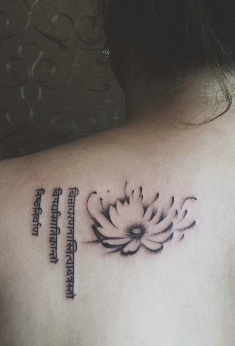 点击大图看下一张：莲花与梵文结合的背部纹身图案