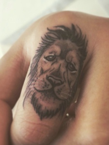 食指上的个性狮子头纹身刺青