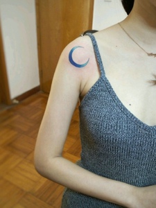 手臂上方弯弯的月亮纹身图案