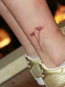 简单秀气的裸脚上花朵纹身刺青
