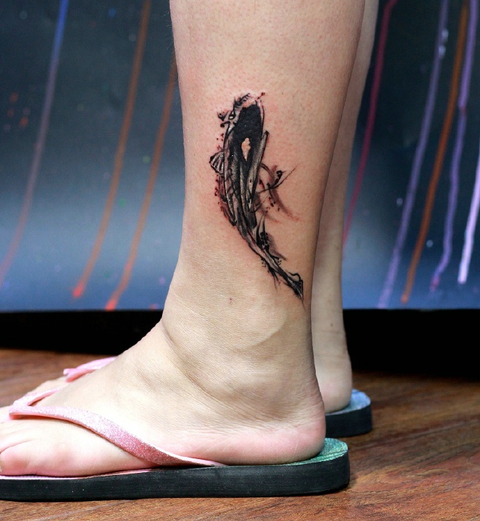 点击大图看下一张：裸脚外侧简单的小图腾纹身图案