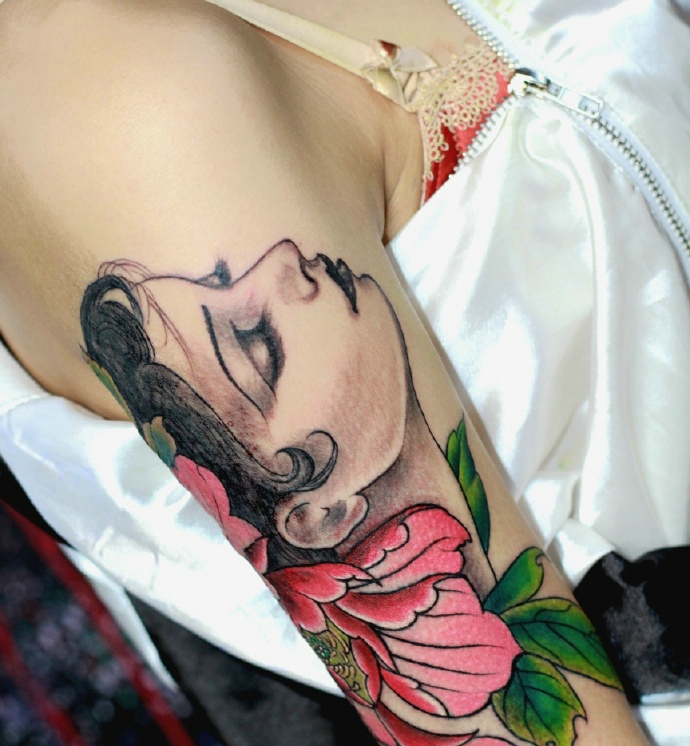 点击大图看下一张：一枚性感妩媚的花臂美女纹身刺青