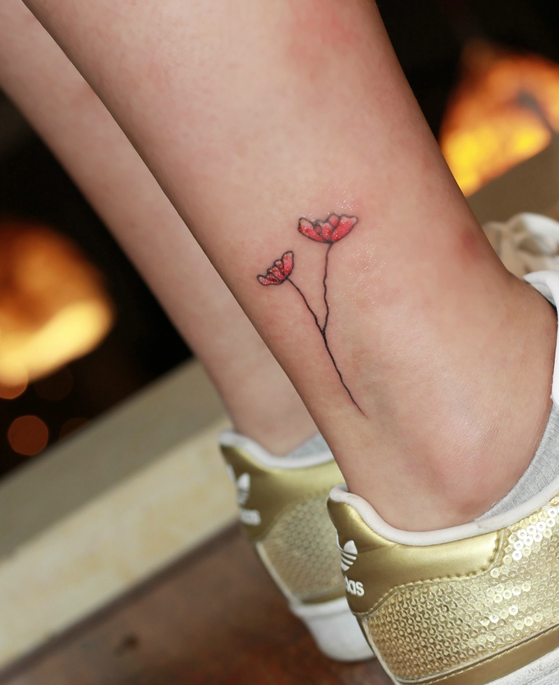点击大图看下一张：简单秀气的裸脚上花朵纹身刺青